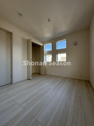 【洋室】 | 湘南の風が吹き抜ける全室２面採光◎
散らかりがちな子供部屋にもピッタリですね♪