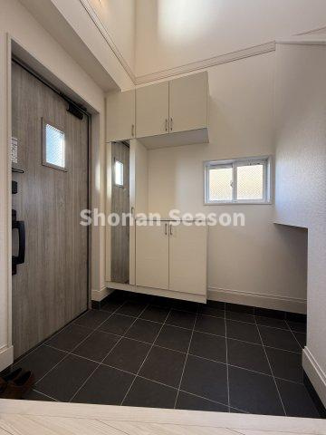 【玄関】 | 履物が雑多にならないシューズBOXを新設！
上部吹抜であふれる開放感が魅力的なお住まいです♪