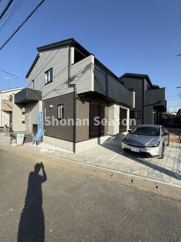 【前面道路含む現地写真】 | 開放感あふれる２方（北・西）角住居◎
陽当り・風通りはもちろん、プライバシーが守れます♪