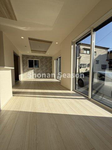 【居間・リビング】 | 陽光がたっぷり降り注ぐ横長リビング◎
家族有意義な時間が過ごせますよ♪