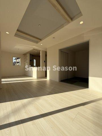 【居間・リビング】 | 広々としたリビングには、柔らかな畳の和室が隣接！
育児・家事に用途を限りません♪