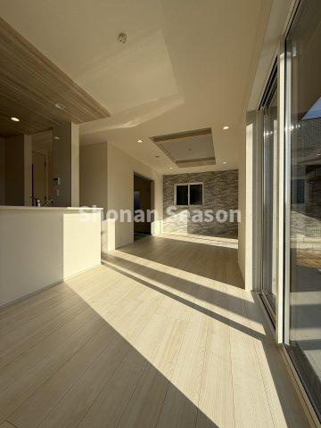 【キッチン】 | キッチンはカウンター付きで配膳＆後片付けスムーズ！
お料理が冷めないうちに運べますよ♪