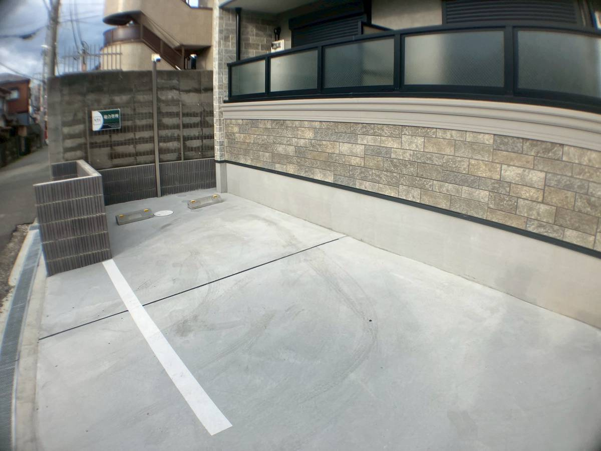 豊中市宝山町のアパートの駐車場
