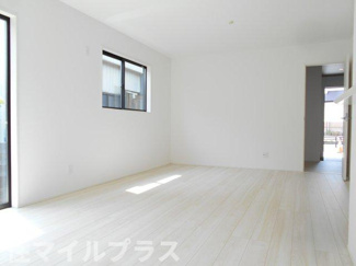 【居間・リビング】 | 会津若松市日新町新築一戸建て2棟 | こちらの居間で趣味の時間をお楽しみください