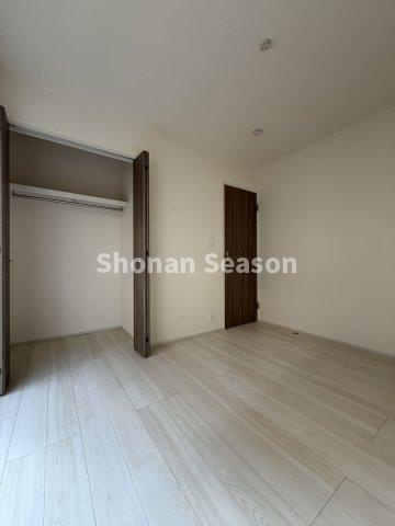 【洋室】 | 快適な家族時間が演出できるメイン居室は7.625帖◎
全室２面採光で風通りも良好ですよ♪