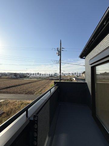 【バルコニー】 | 心地の良い陽光溢れる南向きバルコニーは洗濯物やお布団が干す事ができ、気持ちよく乾くのが嬉しいですね。