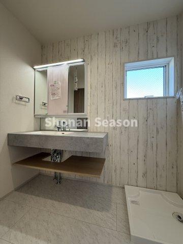 【独立洗面台】 | 既成洗面台とは異なり、おしゃれ度ＵＰ！
室内物干しを備え、雨天時でも洗濯物が乾きます♪