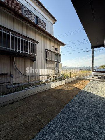 【庭】 | お子様がのびのび走り回れる広い南庭◎
季節のお花もイキイキ育ちますよ♪