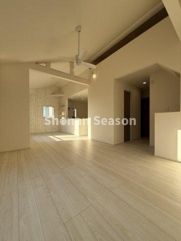 【居間・リビング】 | 陽光がたっぷり降り注ぐ２階リビングには、上部ロフトが併設！
お子様のキッズスペースにも使い勝手良好ですよ♪