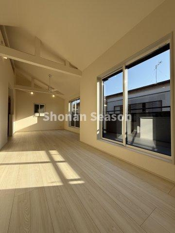 【居間・リビング】 | 天井を屋根形状に合わせることで、開放感UP！
充実したおうち時間が過ごせそうですね♪