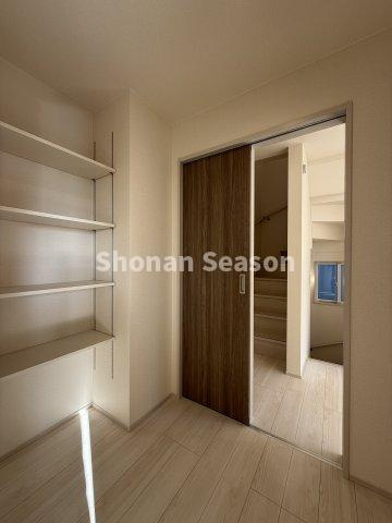 【収納】 | キッチンには大型「パントリー」が併設！
買い溜め派のお客様にもご満足いただけますよ♪