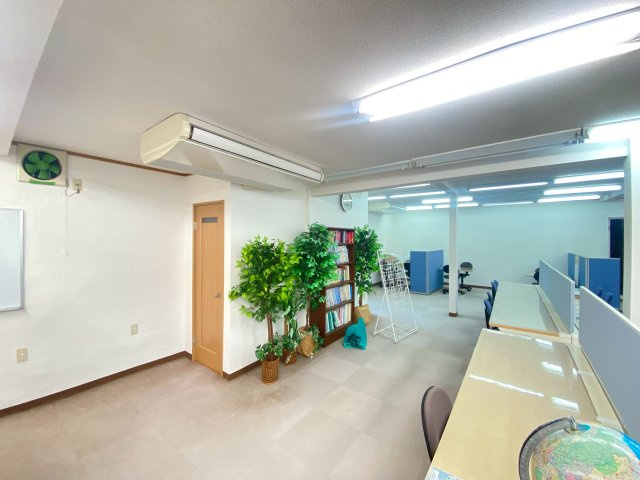 【ロビー】 | 古町一丁目店舗 | 机や椅子の動産類は撤去可能です。