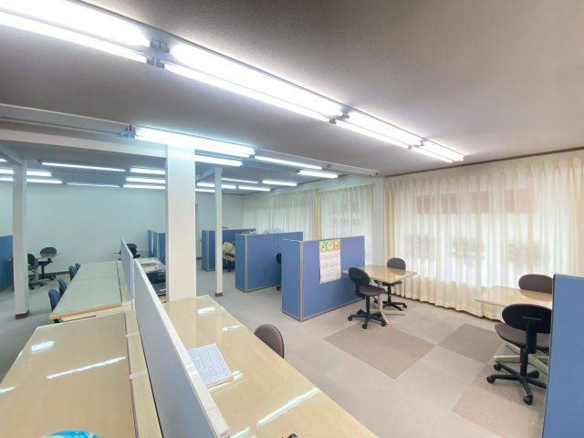 【ロビー】 | 古町一丁目店舗 | 机や椅子の動産類は撤去可能です。