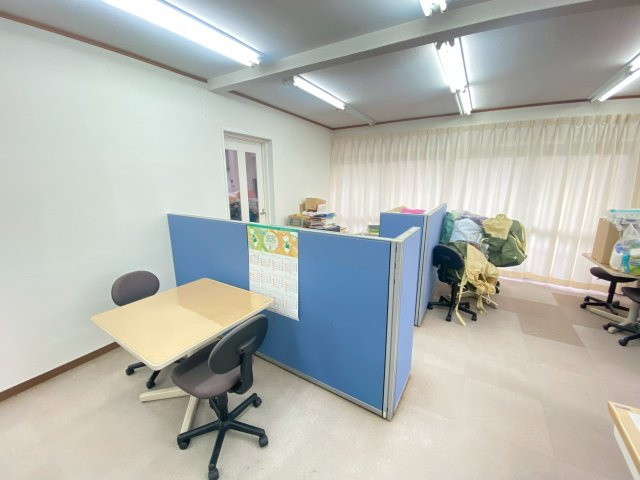 【ロビー】 | 古町一丁目店舗 | 机や椅子の動産類は撤去可能です。