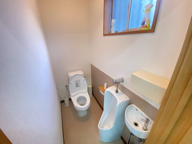 【トイレ】 | 古町一丁目店舗 | 机や椅子の動産類は撤去可能です。