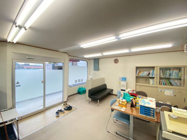 【ロビー】 | 古町一丁目店舗 | 机や椅子の動産類は撤去可能です。