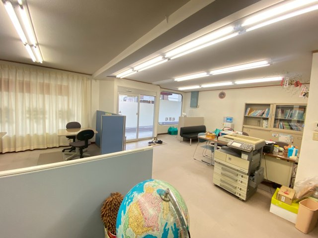 【ロビー】 | 古町一丁目店舗 | 机や椅子の動産類は撤去可能です。