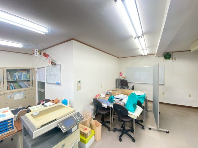 【ロビー】 | 古町一丁目店舗 | 机や椅子の動産類は撤去可能です。