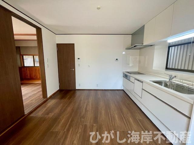 平塚市札場町　中古戸建の居間・リビング|新規リフォーム完了！　6帖　DK
