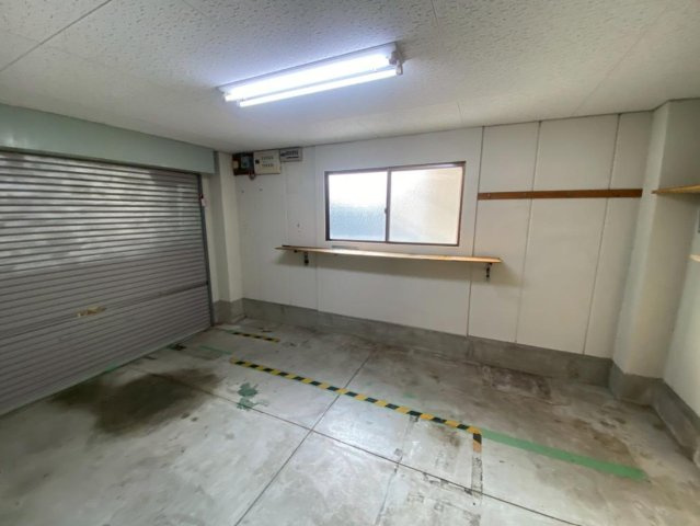 摂津市鳥飼西4丁目　店舗付住宅の駐車場