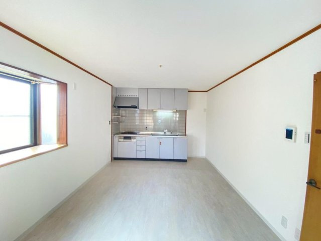 摂津市鳥飼西4丁目　店舗付住宅の居間・リビング