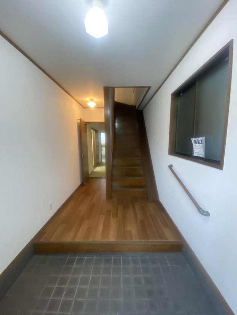 摂津市鳥飼西4丁目　店舗付住宅の玄関
