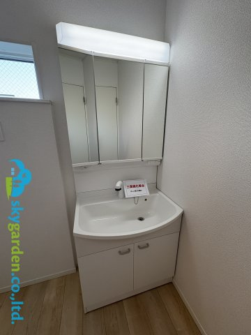 茅ヶ崎市柳島第11　新築戸建　全8棟8号棟の独立洗面台|朝の支度にも助かる、独立の洗髪洗面化粧台