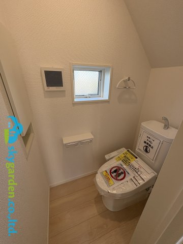 茅ヶ崎市柳島第11　新築戸建　全8棟8号棟のトイレ|清潔感のあるトイレです