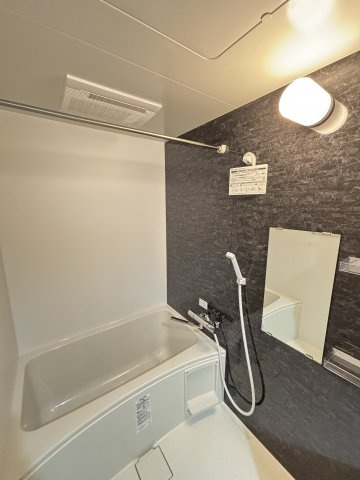 サーパス沼田の浴室|ワンタッチの【ふろ自動】でお湯張り～保温まで完了。帰宅後すぐに入浴できます。