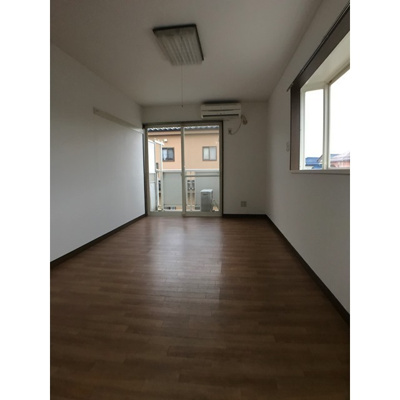 【居間・リビング】 | ローズパレス小林Ⅰ | ゆったりとした居間です