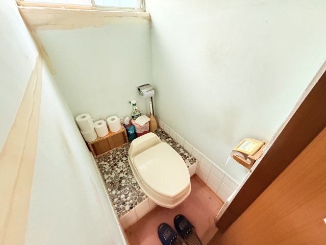 石岡市北府中二丁目中古住宅のトイレ