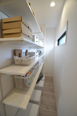 【収納】 | グランエクセラ港北/小机町 | 小机町７号棟キッチンパントリー　※間取り・クロス、フローリング、建具等の配色は棟ごとに違います。