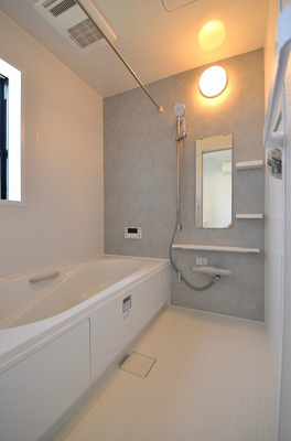 【内観：施工例】 | グランエクセラ港北/小机町 | 小机町７号棟浴室　※パネル等の配色は棟ごとに違います。