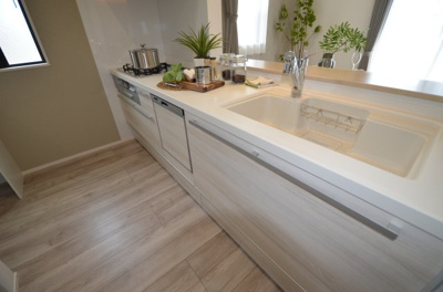 【キッチン】 | グランエクセラ港北/小机町 | 小机町７号棟キッチン　※間取り・クロス、フローリング、建具等の配色は棟ごとに違います。