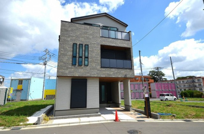 【外観：施工例】 | グランエクセラ港北/小机町 | 小机町７号棟　※外壁の色・形状は棟ごとに違います。