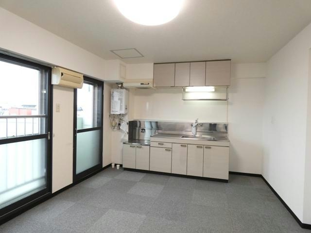 三共ユタカビルの居間・リビング