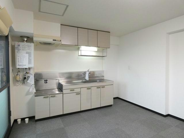 三共ユタカビルの居間・リビング