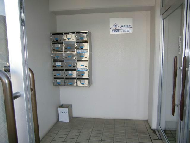 三共ユタカビルのエントランス