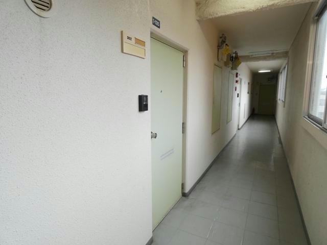 三共ユタカビルの玄関