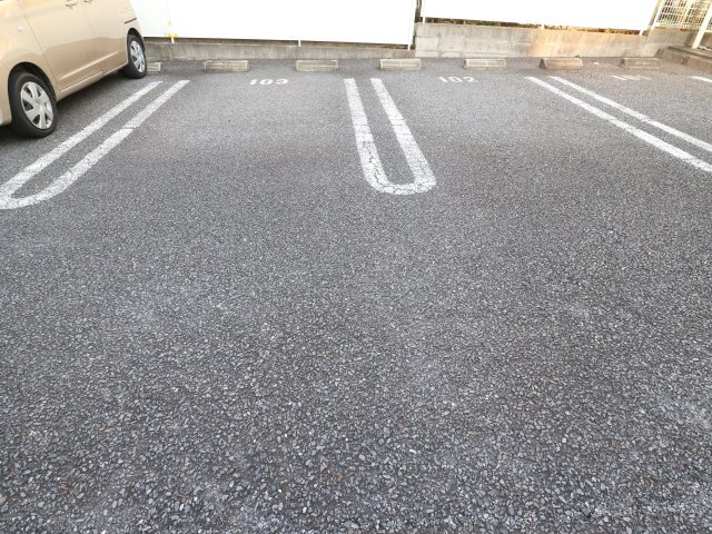 モダンヒルハウスの駐車場