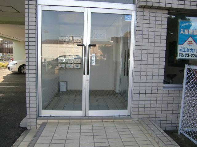 三共ユタカビルのエントランス