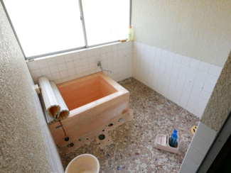 【浴室】 | 甲州市塩山牛奥 中古 宅地252坪+農地196坪 四方道路 | 大きな窓付きのお風呂