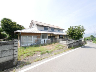 【外観】 | 甲州市塩山牛奥 中古 宅地252坪+農地196坪 四方道路 | 古き良き家と広大な農地、塩山牛奥で叶える理想のスローライフ