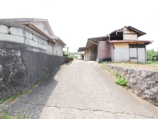 【駐車場】 | 甲州市塩山牛奥 中古 宅地252坪+農地196坪 四方道路 | 駐車スペース入口のスロープ