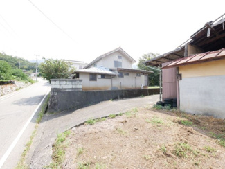 【外観】 | 甲州市塩山牛奥 中古 宅地252坪+農地196坪 四方道路 | 駐車スペース入口のスロープ