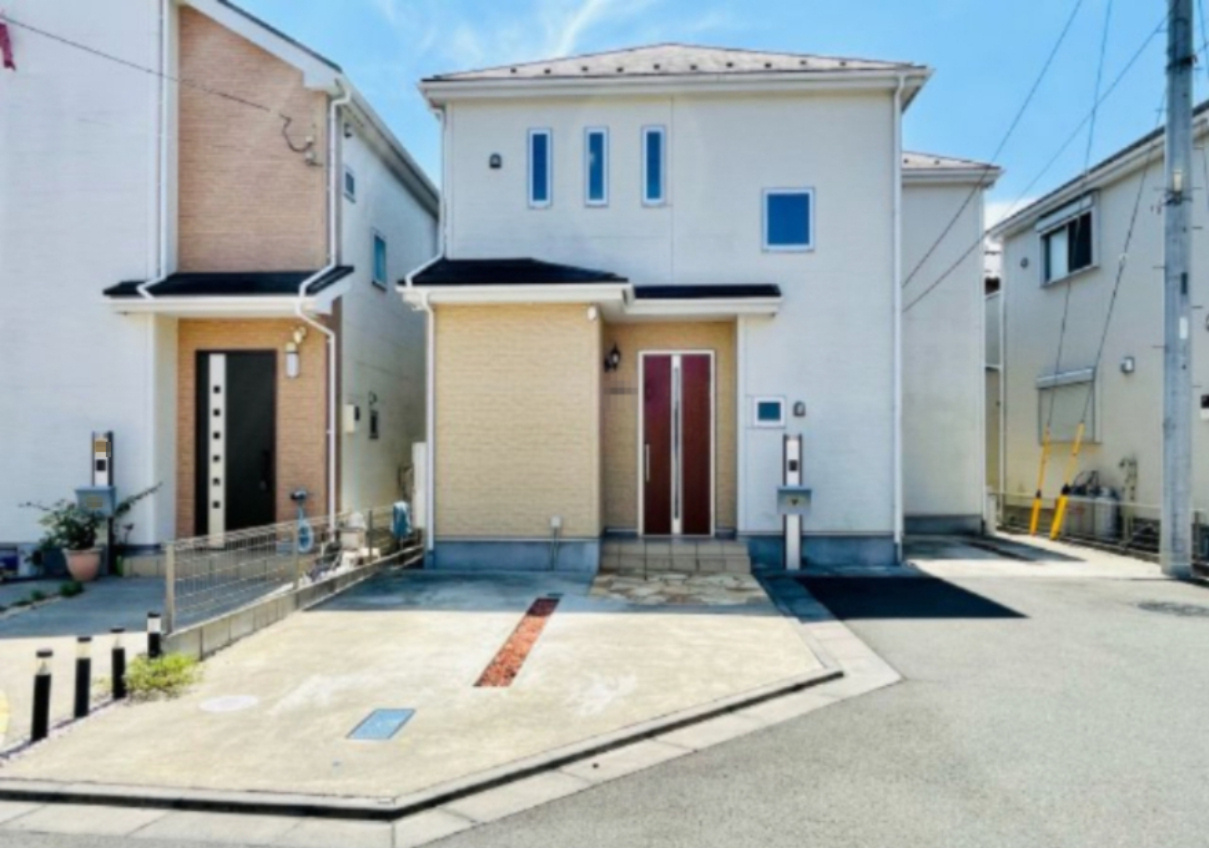 あきる野市野辺　築浅中古戸建の駐車場|駐車スペースは３台駐車可能(車種による)