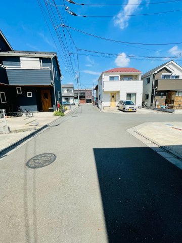 あきる野市野辺　築浅中古戸建の前面道路含む現地写真|前面道路