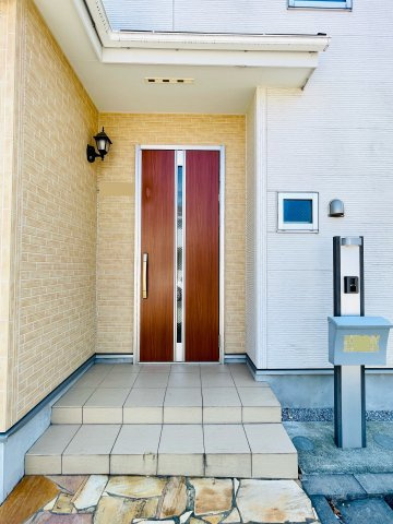 あきる野市野辺　築浅中古戸建のエントランス