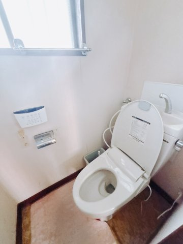 【中古戸建】前橋市六供町3丁目のトイレ|■トイレ｜白で統一されたトイレです。窓付きで換気もできます！