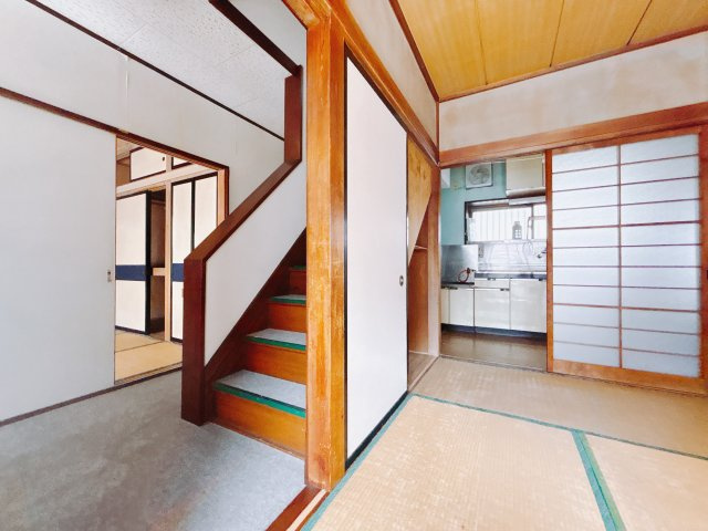 【中古戸建】前橋市六供町3丁目の和室|■1階和室｜和室の横に2階に行く階段がございます。